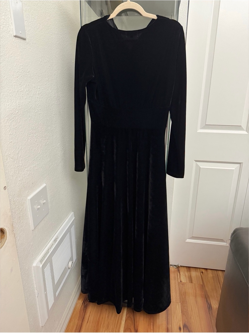 Urban Coco Elegant Black Velvet Long Sleeve V-Neck Maxi Dress Sz M Stretchy - Picture 4 of 11